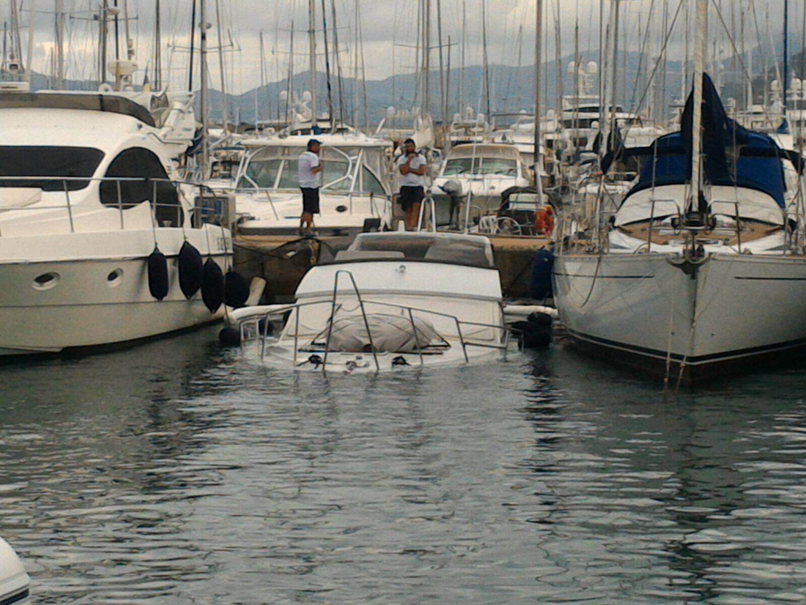 Barca affondata nel porto di Lavagna: dall'acqua emerge solo la cabina