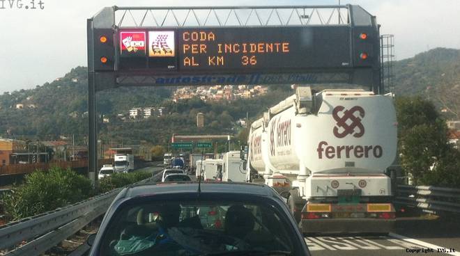 A10, camion sul guardrail: rallentamenti tra Varazze e Arenzano