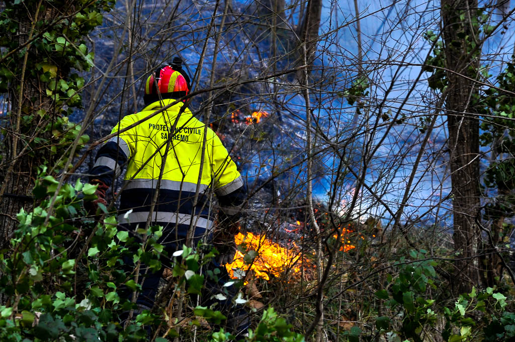 Ondata di vento nell'imperiese, tre incendi boschivi e danni