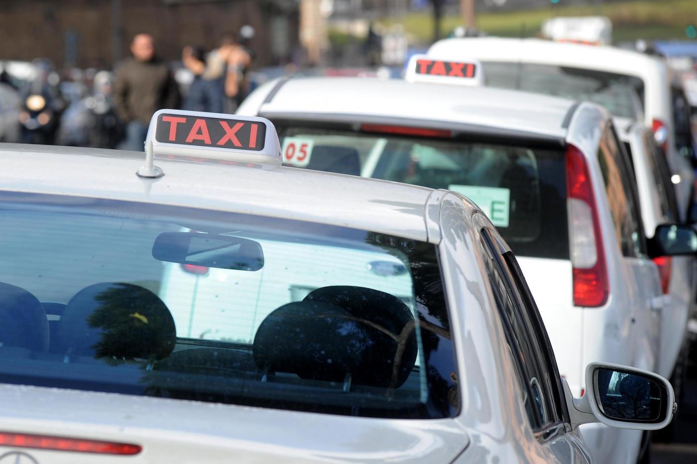 Migranti: arrestato taxista con 2 irregolari
