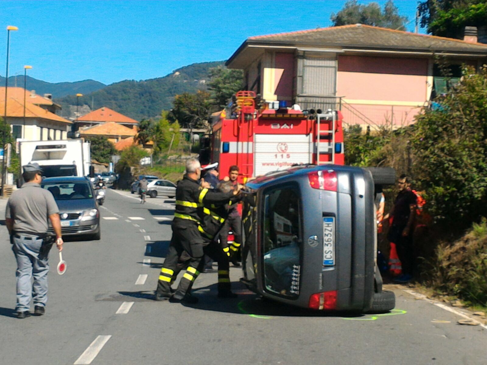 San Salvatore di Cogorno, auto si ribalta in mezzo alla strada