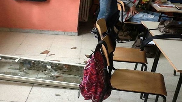 Crolla una finestra in classe, studente ferito alla schiena