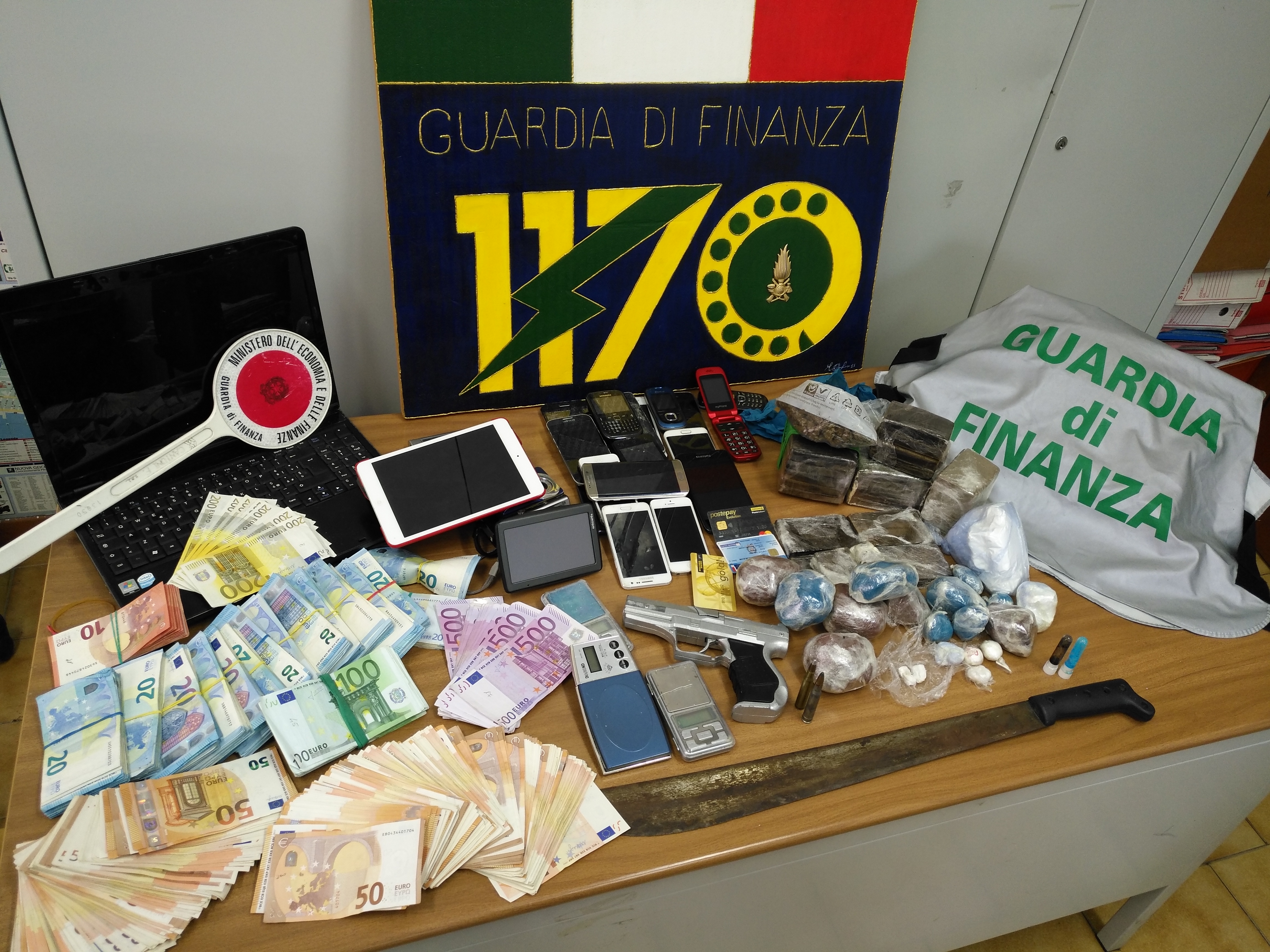 Supermarket della droga in casa della zia: arrestati due marocchini