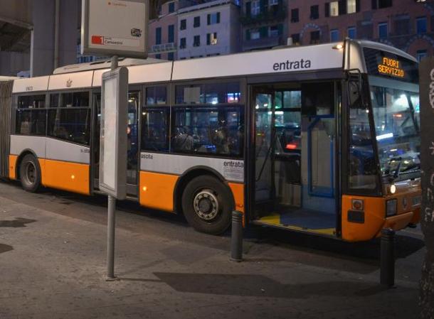 Pestaggio sul bus a Caricamento, l'autista se la caverà col volontariato