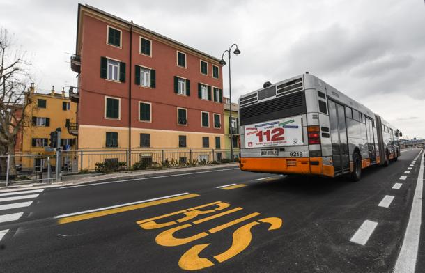 Attraversa di colpo, il bus inchioda: lite a Sestri, autista aggredito