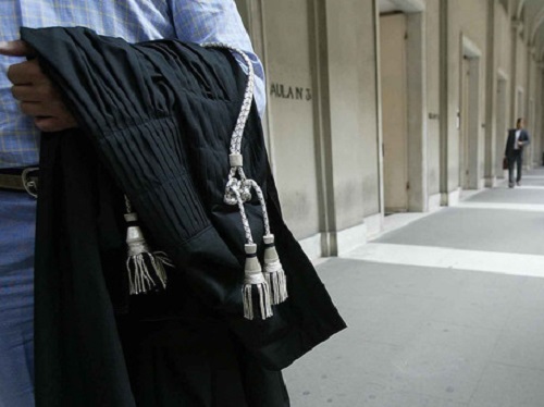 Avvocato radiato continua a esercitare, processi a rischio annullamento