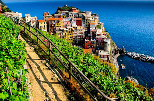 Pulizia dei sentieri delle Cinque Terre per saldare il proprio 'debito' con la giustizia
