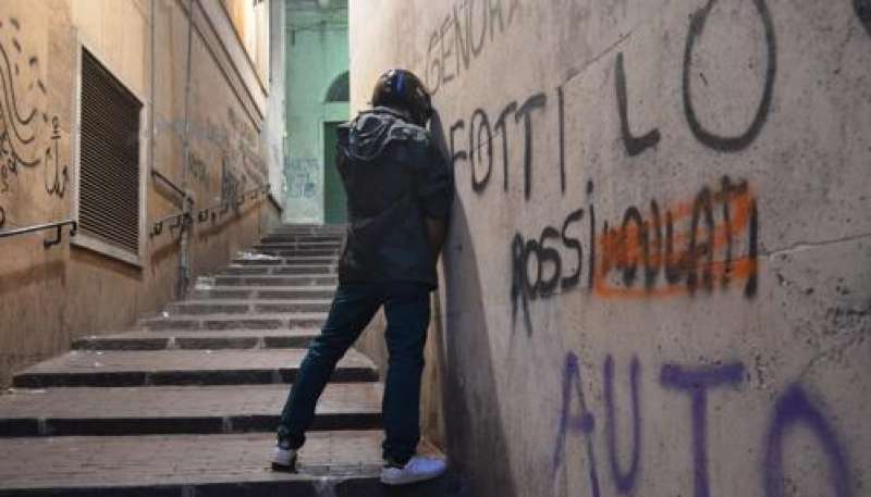 Genova, proposta anti degrado: una vernice che manda indietro la pipì