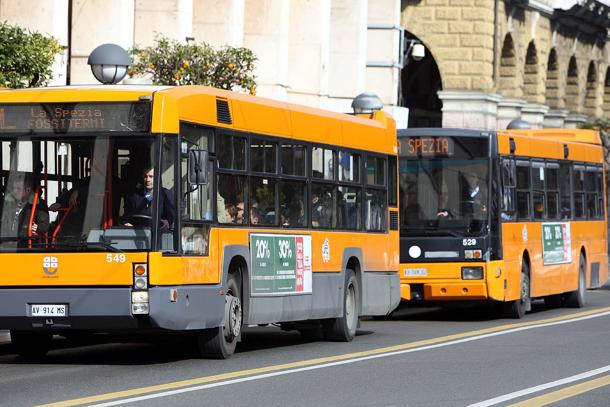 Ragazza spruzza spray al peperoncino sull'autobus della linea 21