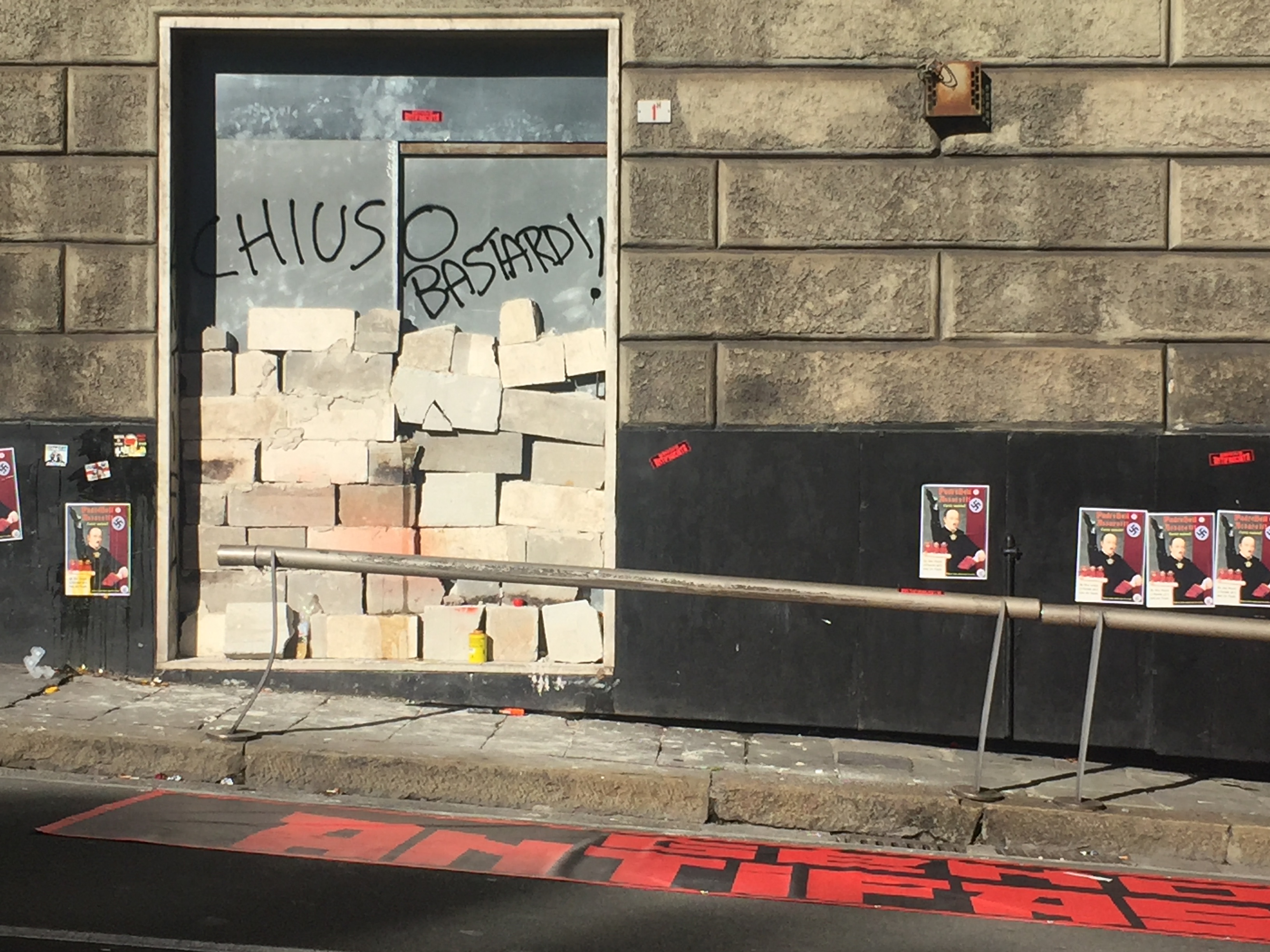 Via Serra, presidio antifascista contro il circolo di ultradestra La Superba