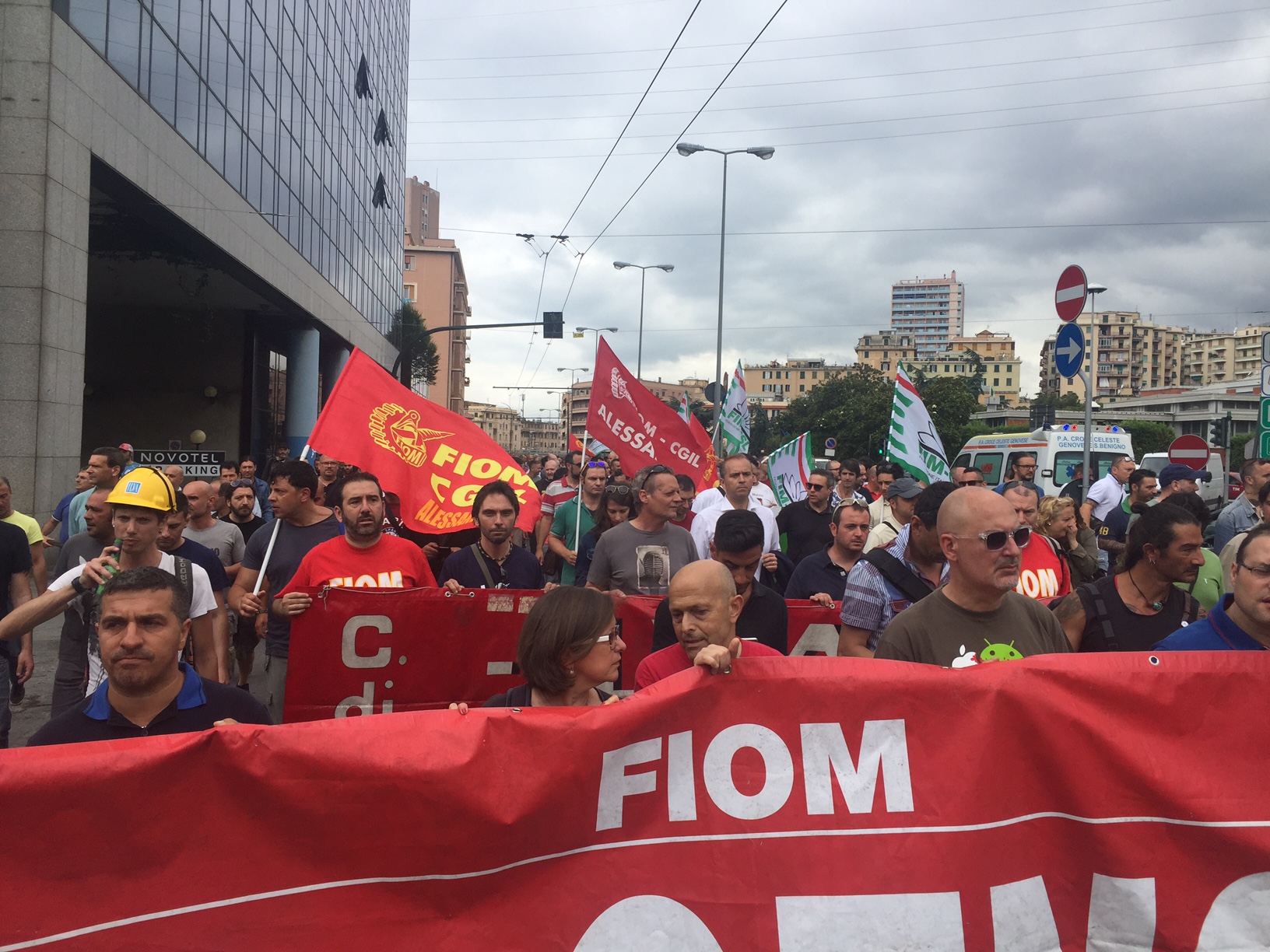 Ilva, maxi corteo in centro a Genova con la solidarietà di operai e portuali