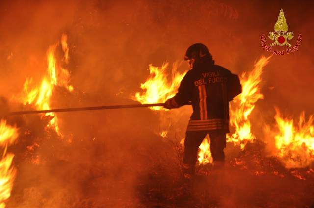 Cairo, incendio boschivo in località Ville: richiesto l'elicottero