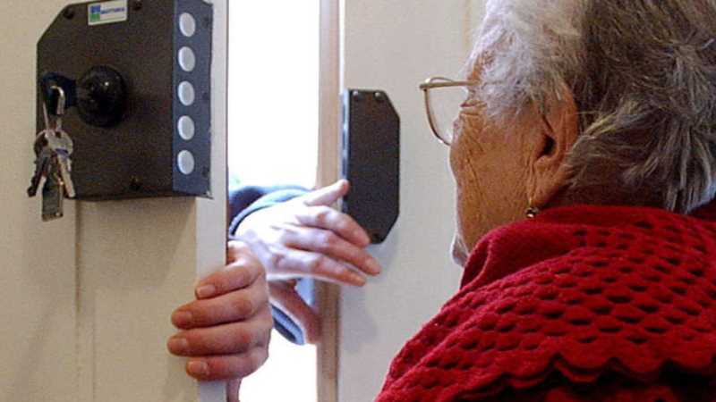 A 92 anni sventa la truffa e fa arrestare il finto addetto del gas