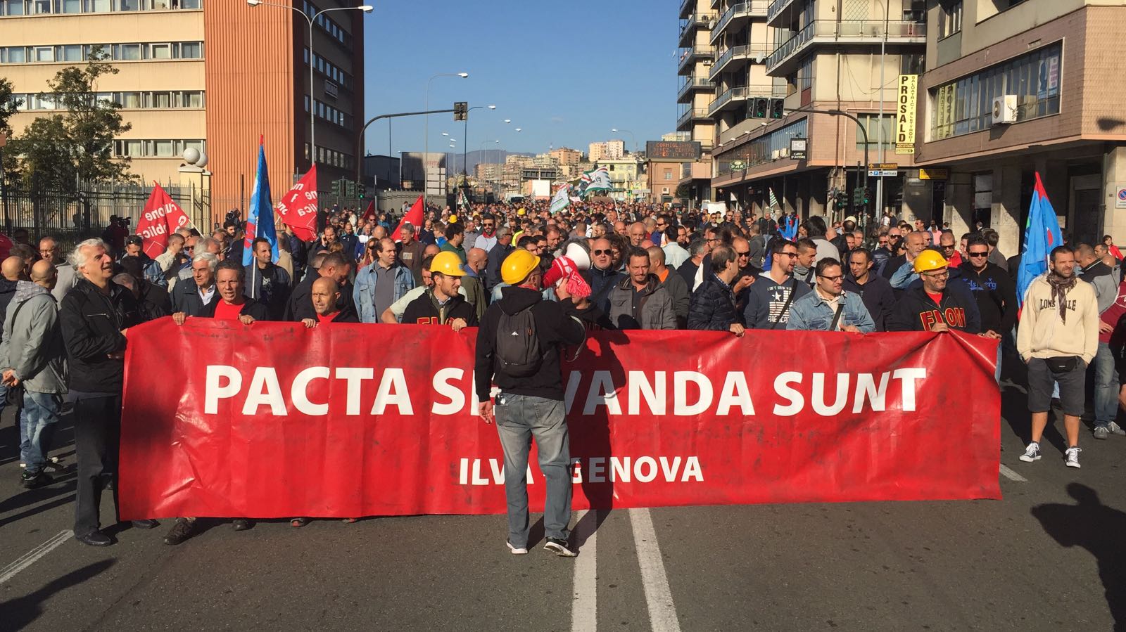 Ilva, il Governo glissa sugli esuberi. Ma Genova è pronta all'atto di forza