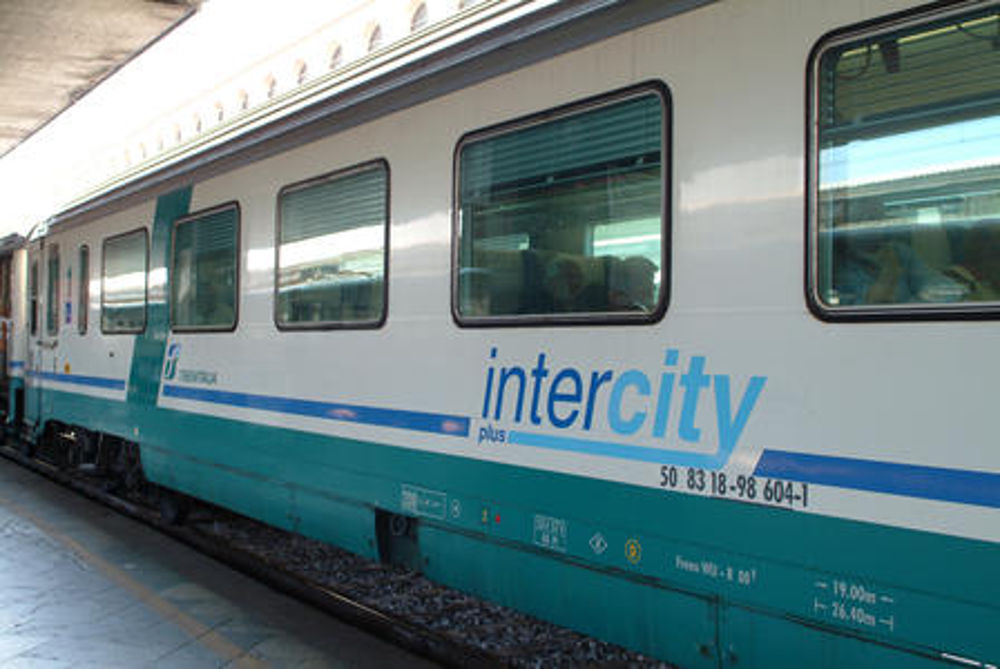 Sassi dal cavalcavia sull'Intercity, vetro rotto e treno fermo