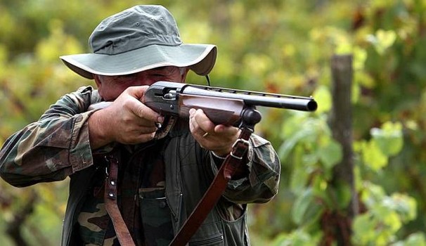 Cacciatore ferito al braccio dal colpo di un collega