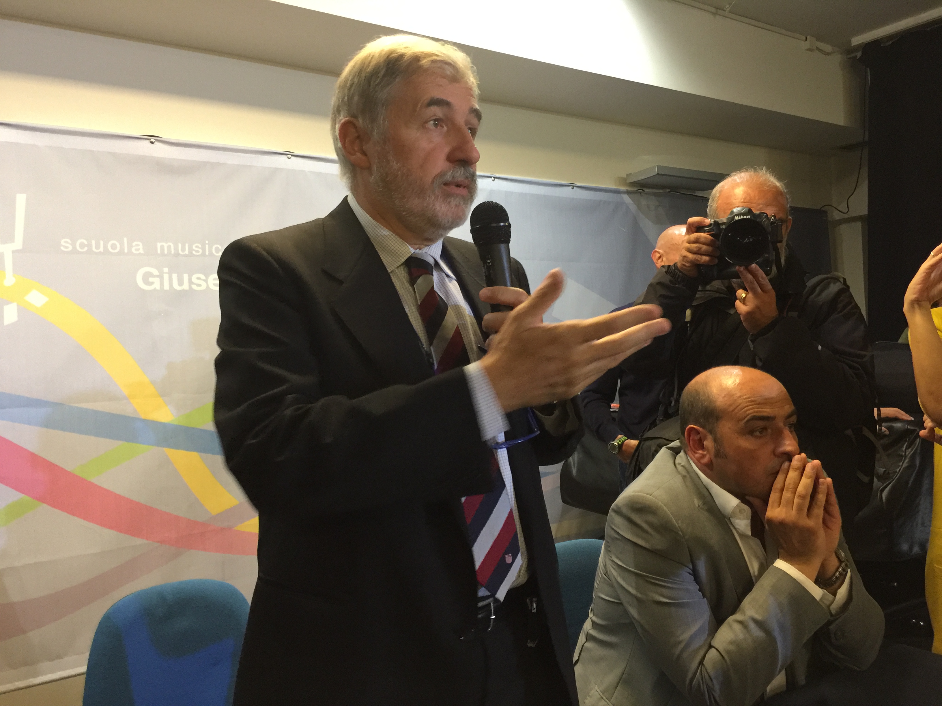 Migranti a Multedo, Bucci in assemblea: 