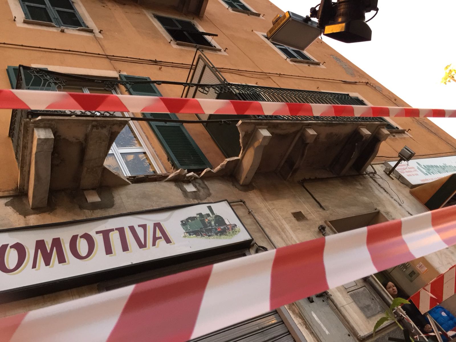 Bolzaneto, crollo a catena nella notte: cornicione e balcone cadono in strada