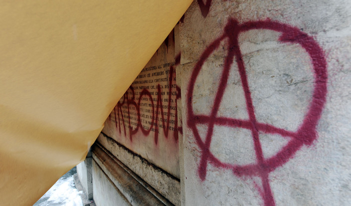Auto delle Poste data alle fiamme, anarchici rivendicano attentato