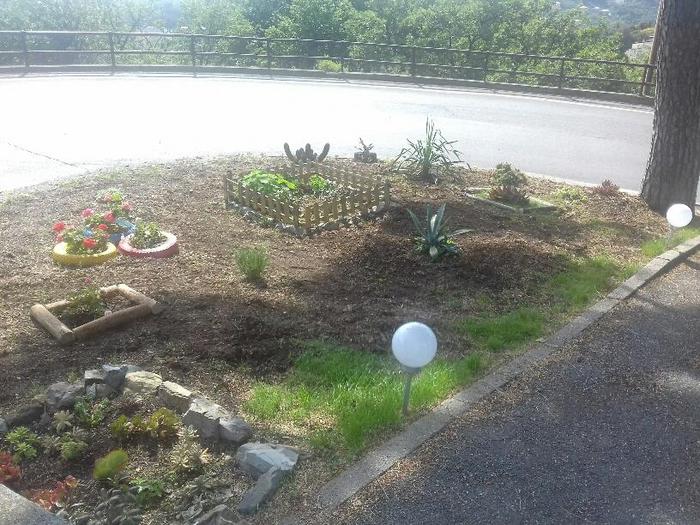 A Marassi alta ecco i cittadini-giardinieri: tagliano l'erba e sistemano le aiuole 