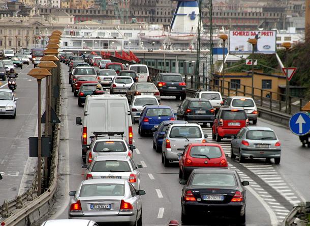 Sopraelevata: autocarro in panne, rallentamenti verso Levante