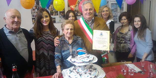 Sampdoria: tifosa compie 100 anni e riceve maglia blucerchiata in regalo