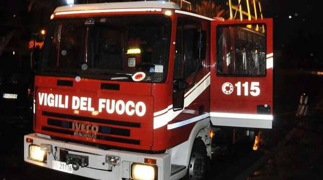 Paveto, brucia il tetto di una casa: coppia sfollata, edificio inagibile