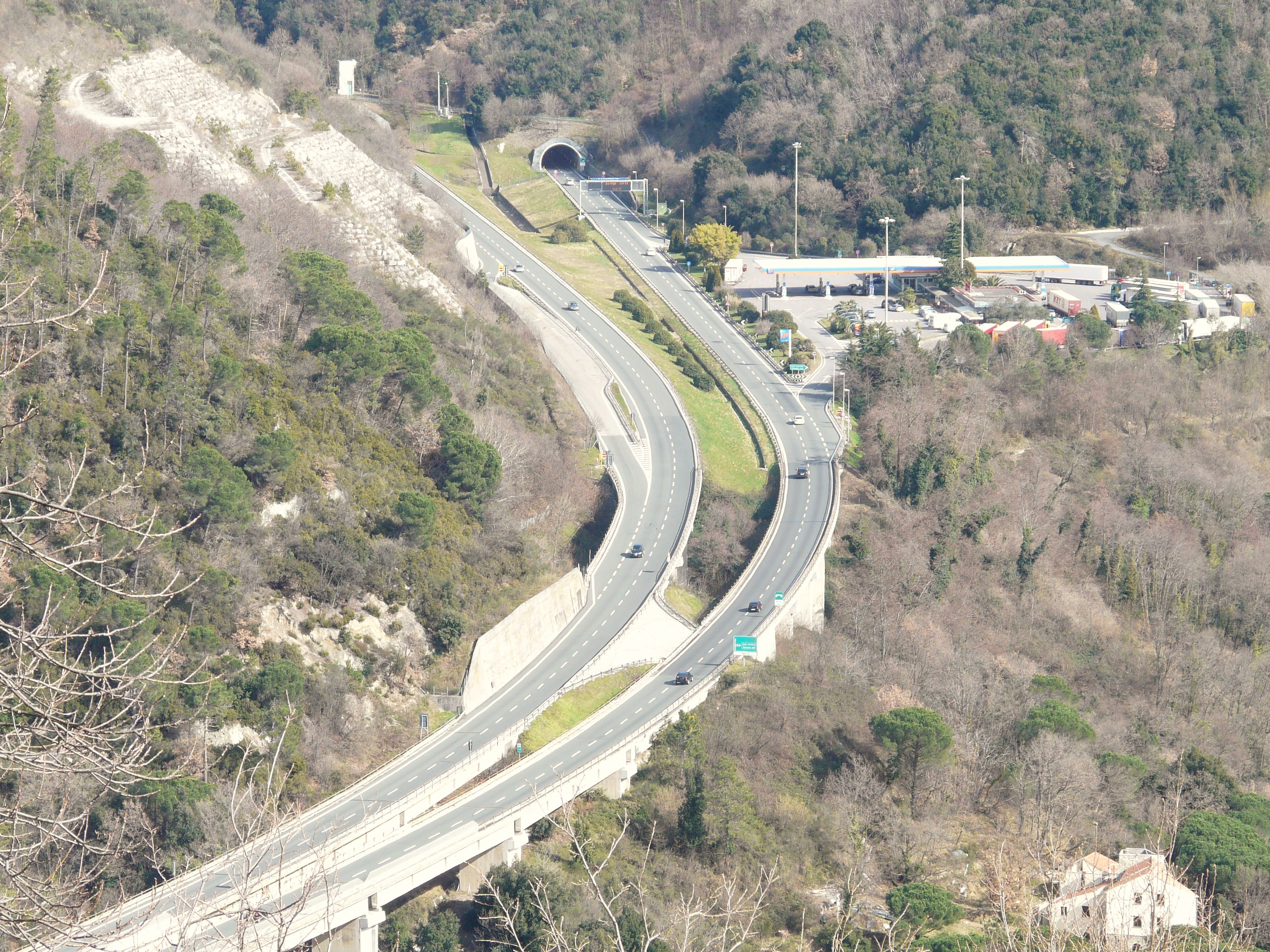 Incidente in autostrada tra auto e camion, un ferito