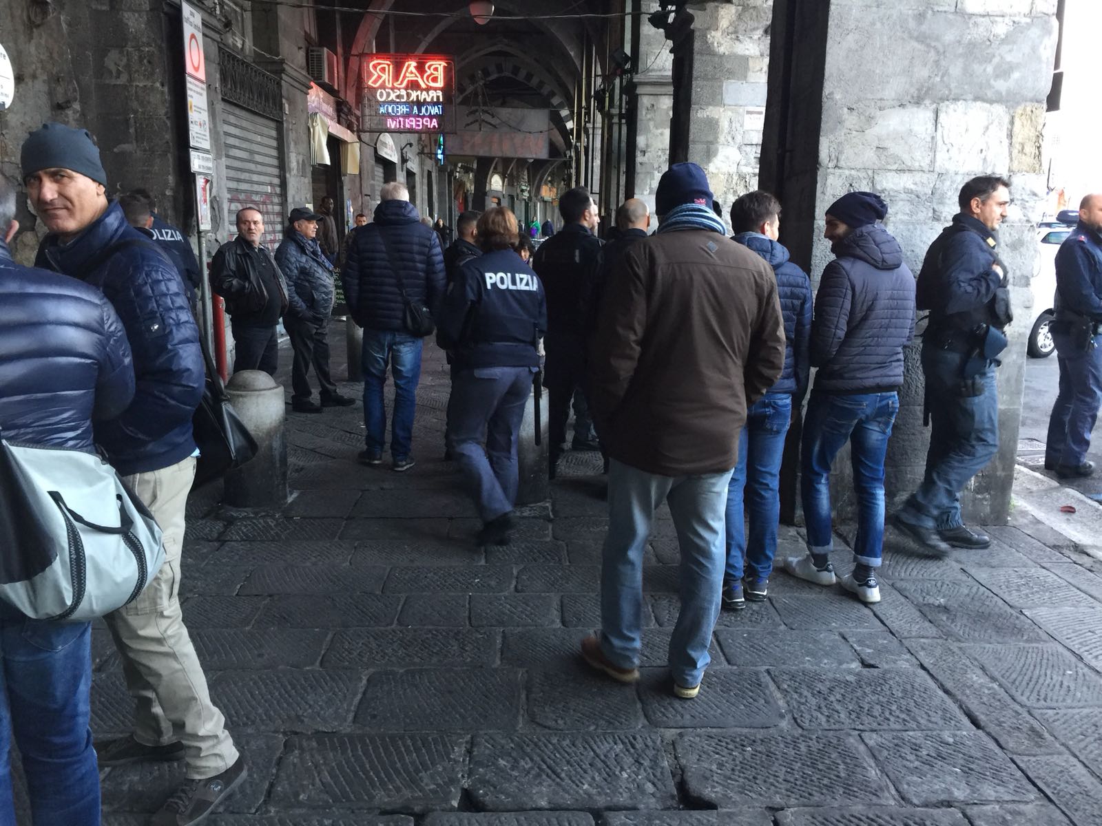 Blitz all'alba al mercatino abusivo di Sottoripa, 11 fermati dagli agenti di polizia