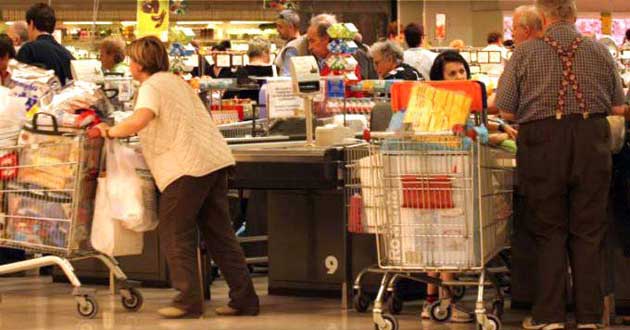 Raccoglie portafoglio di un'anziana e lo mette in borsa, tradita dalle telecamere