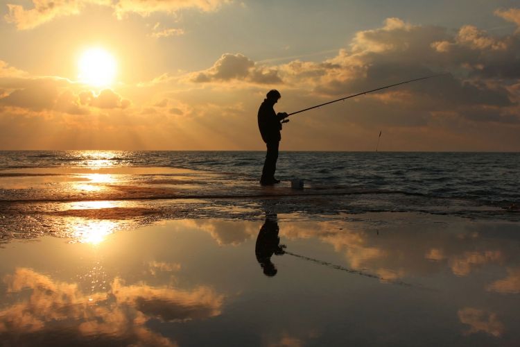 Pescatore arrestato per stalking, perseguitava moglie e figlio