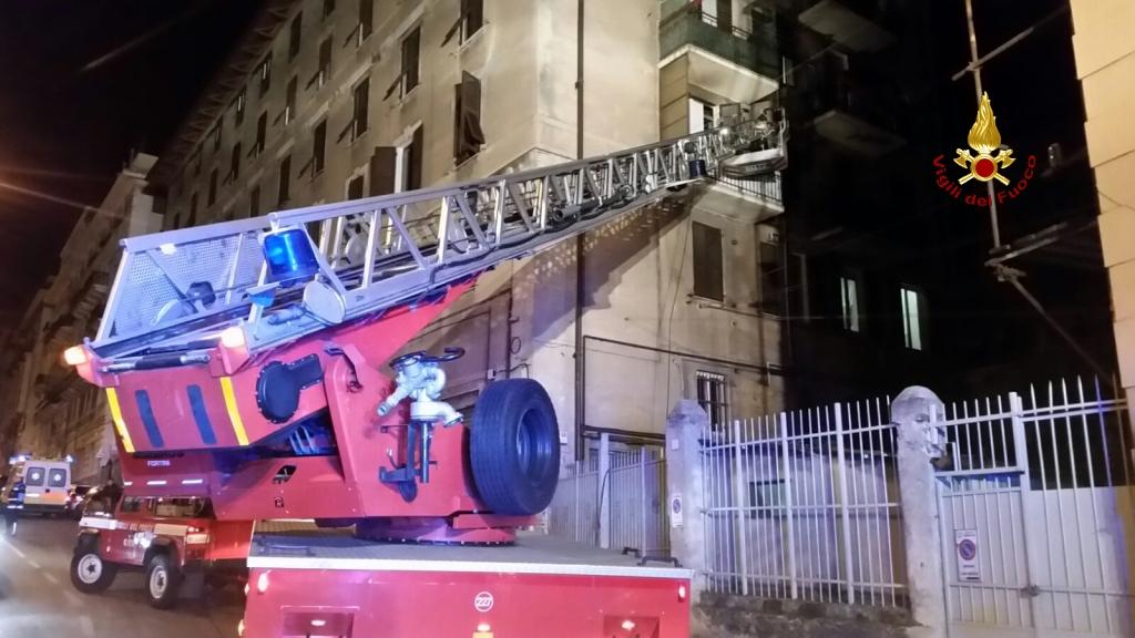 Fiamme in un appartamento di via Venezia, intervento dei vigili del fuoco 