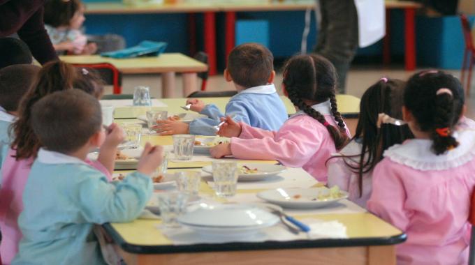 Chiodo in una pagnotta nella mensa della Daneo, bambina illesa
