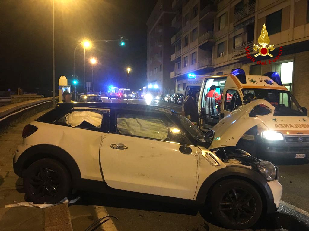 Auto si ribalta e travolge scooter, due feriti gravi in corso Saffi