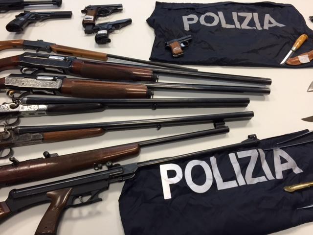 Rivendevano armi destinante al macero, indagati due agenti di polizia