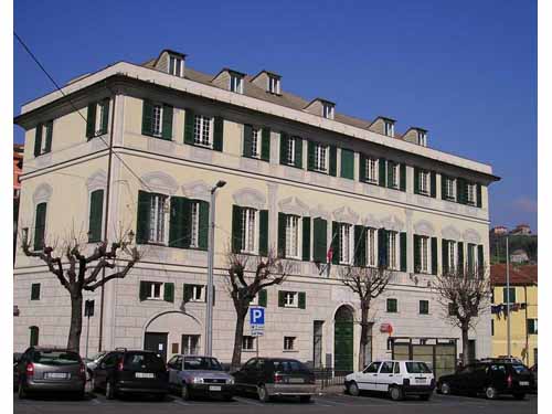 Donna picchiata dall'ex marito e dalla suocera davanti ai figli