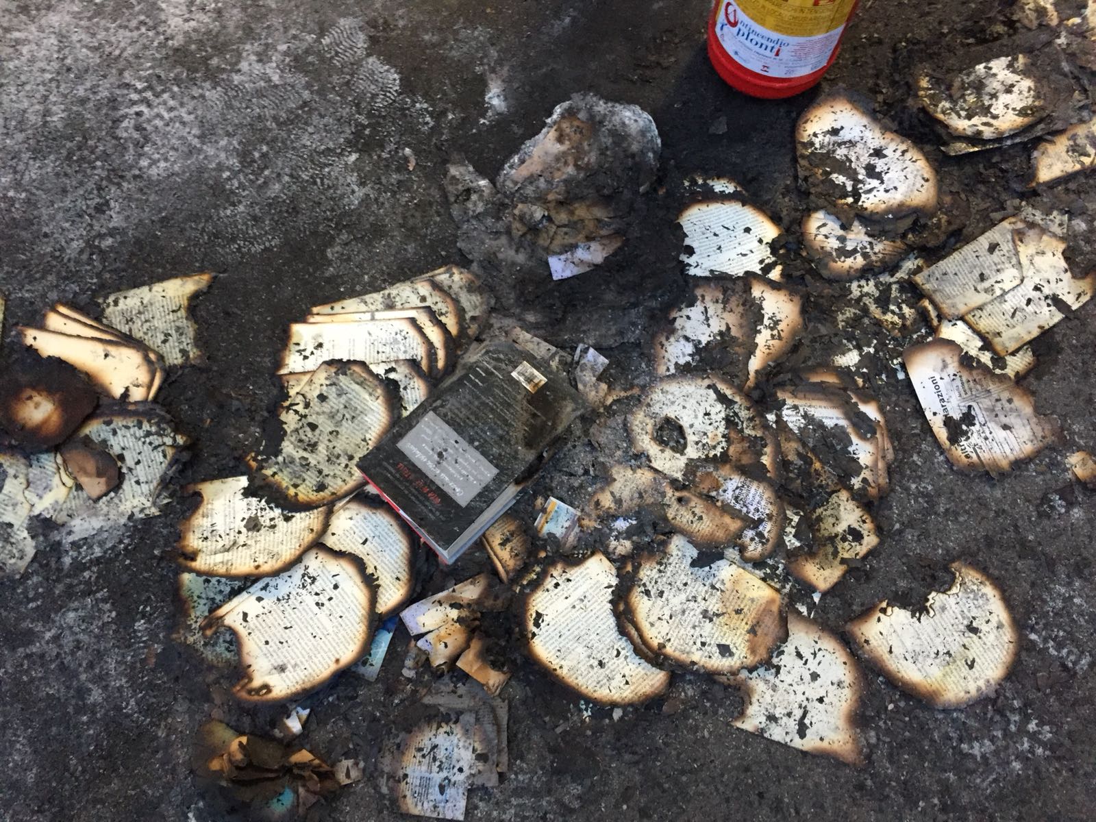 Molassana, incendio nella biblioteca: forzano l'ingresso e bruciano i libri