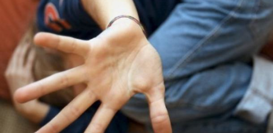Abusi sulla figlia della compagna, arrestato per violenza sessuale