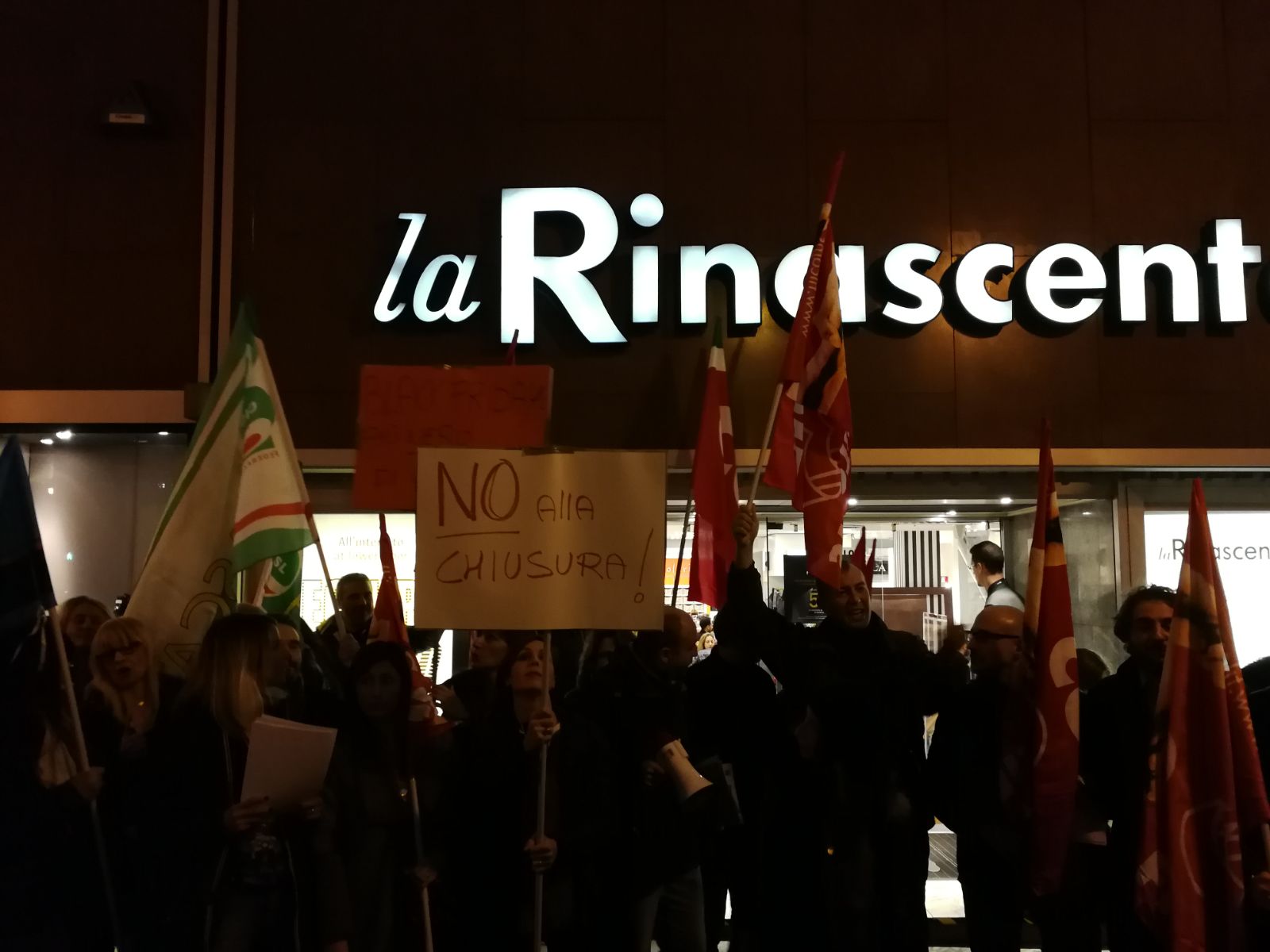 Rinascente, lavoratori in sciopero: traffico in tilt nel centro di Genova