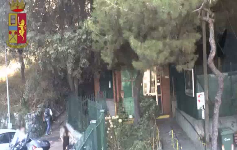Rapinò anziano sbattendolo contro cancello, arrestato 