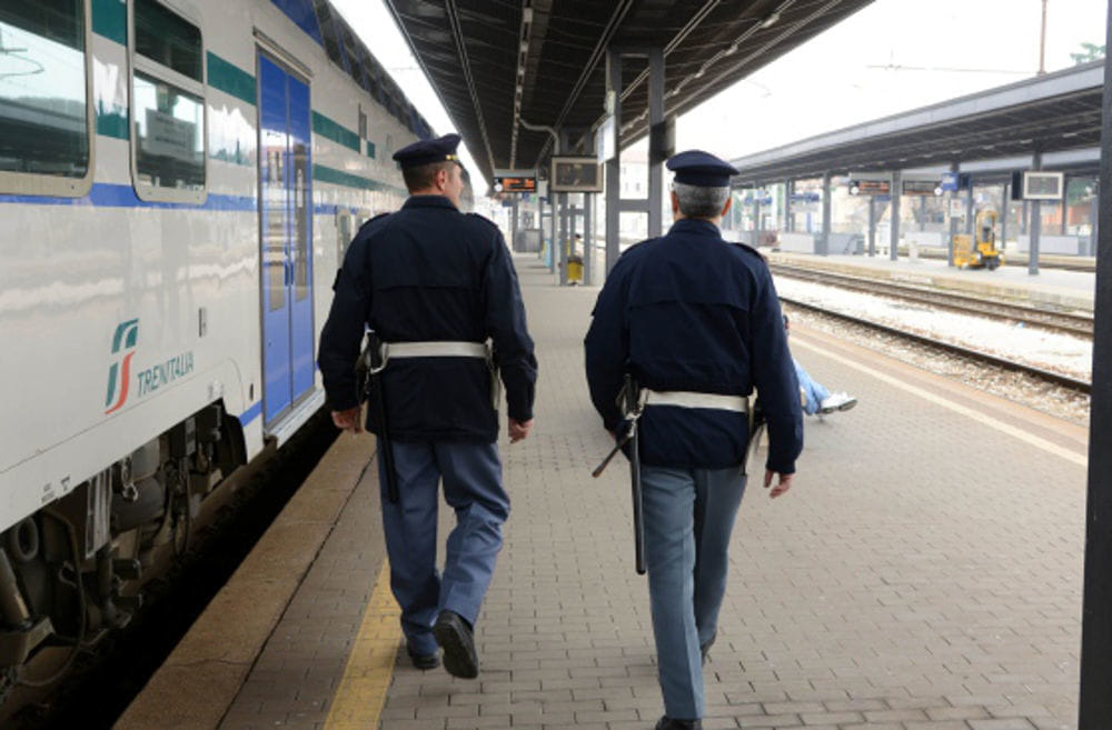 Tentano una rapina in stazione, arrestati due marocchini 