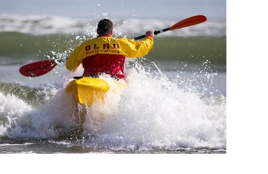 Migrante cerca di espatriare in Francia su kayak, salvato