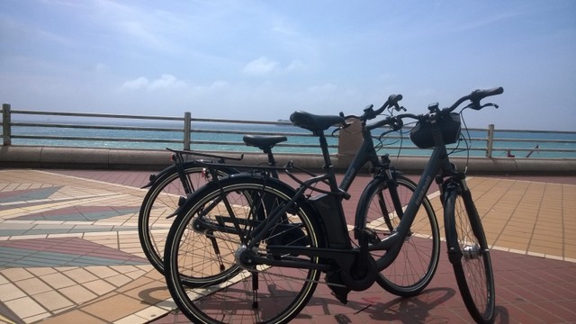 Genova su due ruote: 230 mila euro per scooter e bici elettriche
