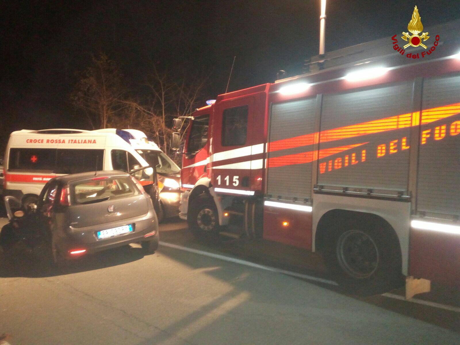 Schianto frontale tra due auto: due feriti, uno è grave