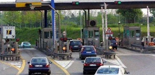Brucia il rimorchio di un tir sulla rampa per A12, disagi al casello di Genova Est 