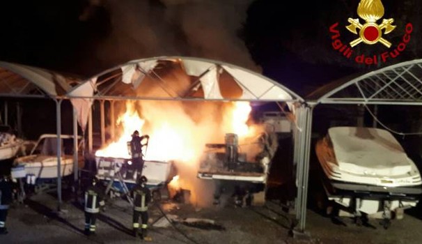 Lerici, incendio in una rimessa per barche: distrutto un motoscafo di 10 metri