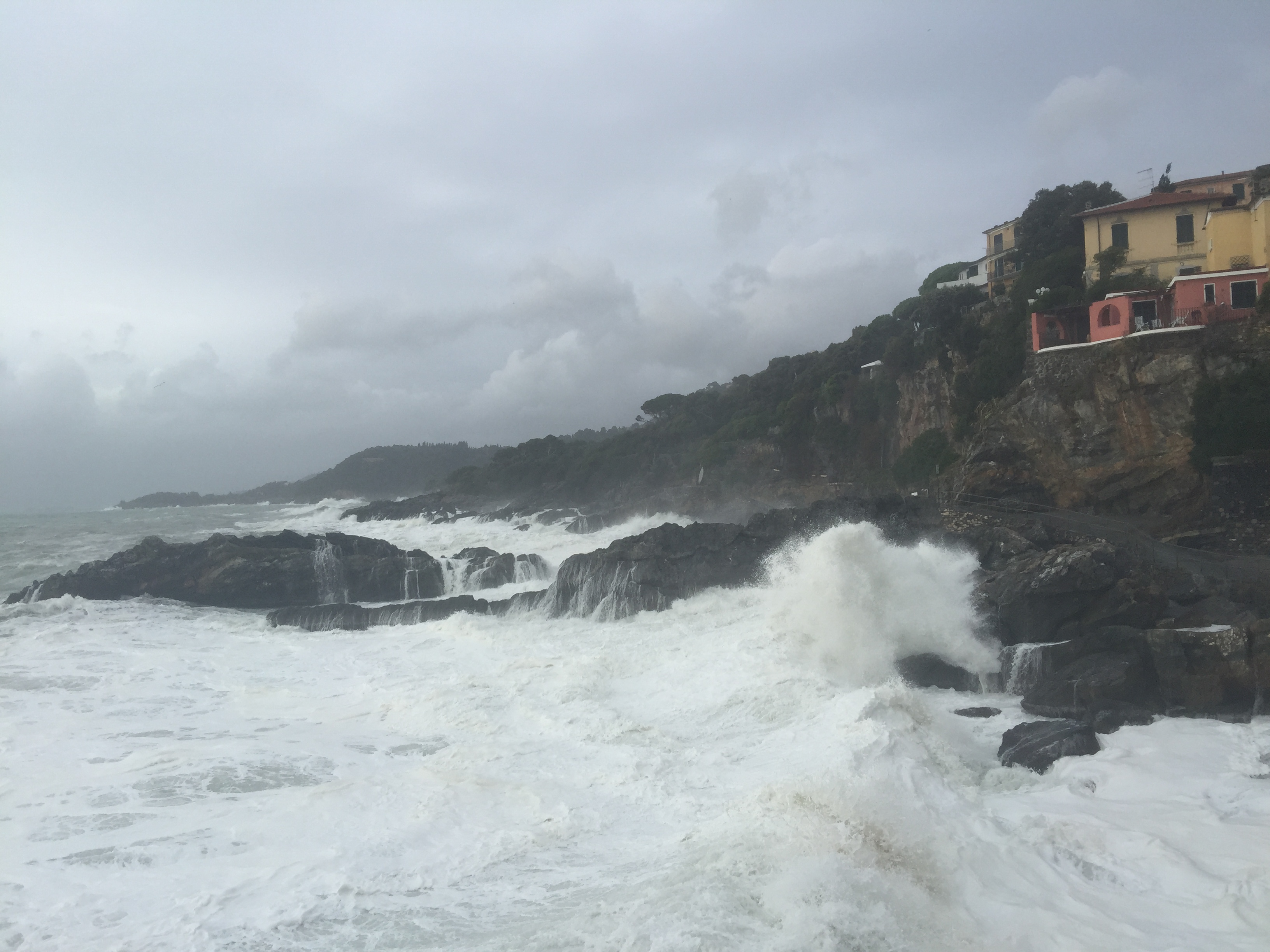 Meteo, il maltempo lascia la Liguria: ora mareggiate e venti forti da nord