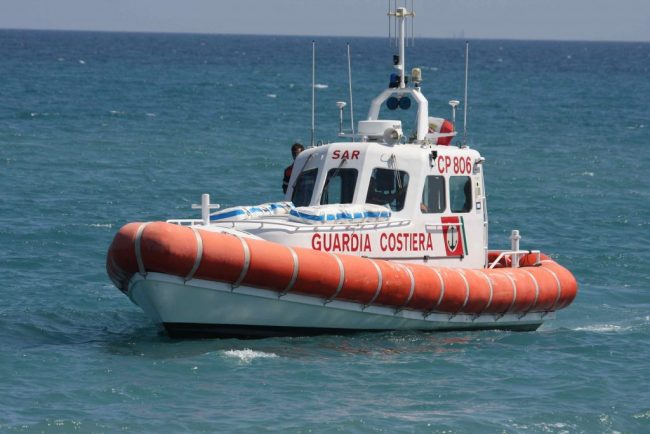 Anziano trovato morto in mare: indossava pigiama e giaccone