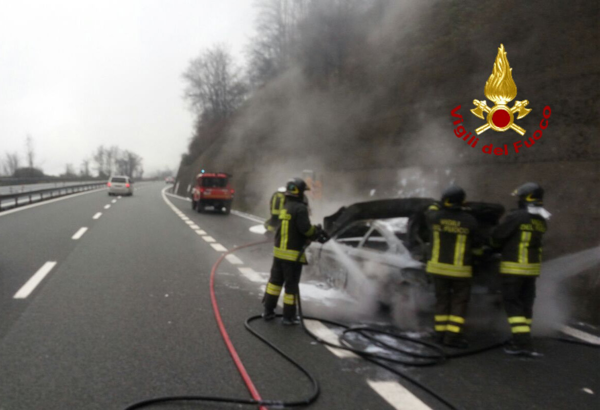 Incendio sull'autostrada A12, macchina distrutta dalle fiamme