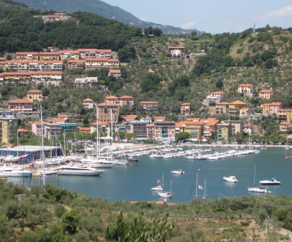 Rubavano carburante da barche ormeggiate, arrestati due giovani albanesi